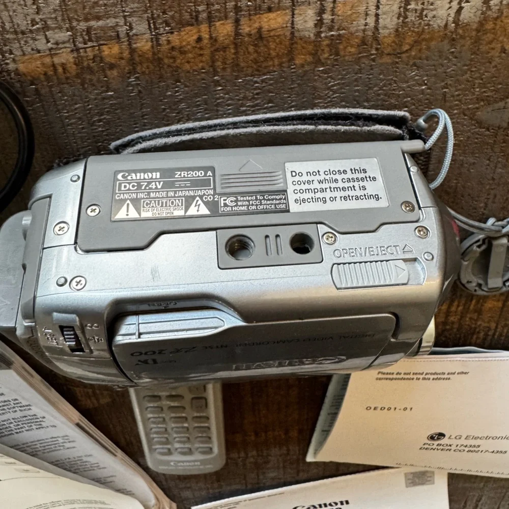 Cannon ZR200 Camcorder with Software and Accessories and Bag